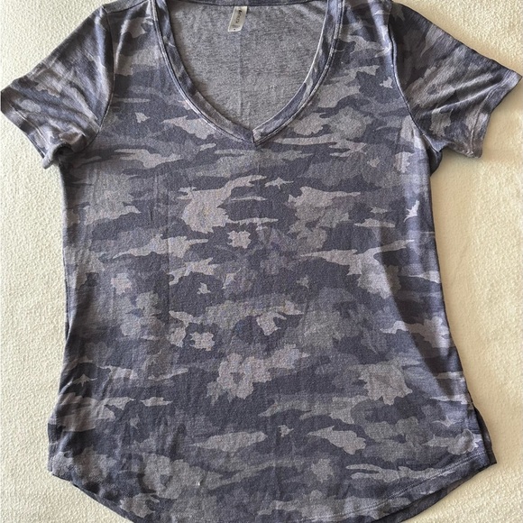 Athleta Purple Camo V-Neck Tee - Picture 4 of 5
